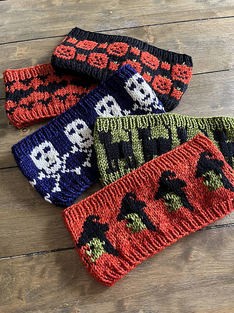 Fasce per capelli a maglia, decorate con motivi di Halloween. Modello di RosiePosieKnitCo
