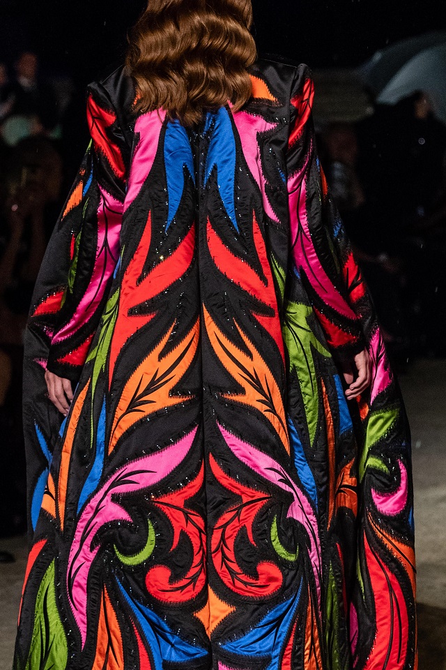 Immagine di un abito di alta moda, molto colorato, utilizzata sul sito di Maker Faire per illustrare lo strumento software "Zooming Fashion"