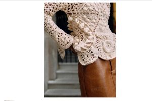 Modella che indossa un maglione a uncinetto fatto a mano e venduto su Shein