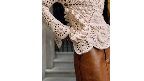 Modella che indossa un maglione a uncinetto fatto a mano e venduto su Shein