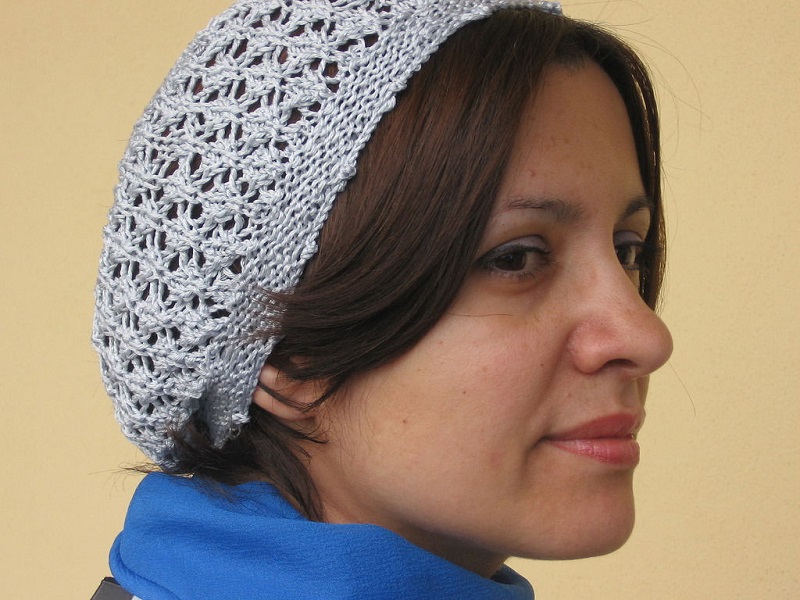 La designer di maglia Maria Modeo indossa una delle sue creazioni: un cappellino a maglia con un punto operato.