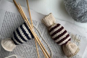 Foto di due caramelle realizzate a maglia. Il modello per crearle è di Petite Knit