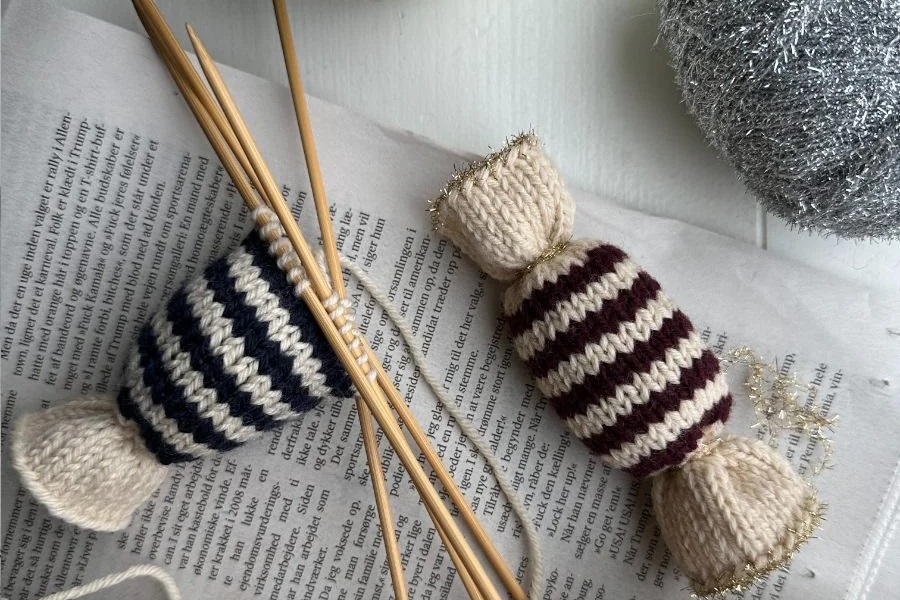 Foto di due caramelle realizzate a maglia. Il modello per crearle è di Petite Knit