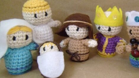 Amigurumi rappresentati una scena della natività.