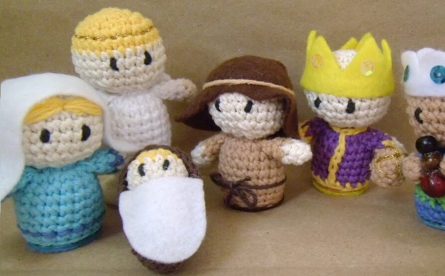 Amigurumi rappresentati una scena della natività.