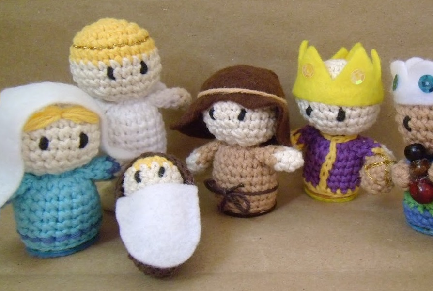 Amigurumi rappresentati una scena della natività.